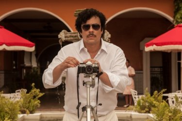 Paradise Lost: Benicio del toro scatta una foto nei panni di Pablo Escobar