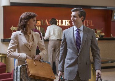 Halt and Catch Fire: Kerry Bishé e Scott Michael Foster in un momento dell'episodio Giant