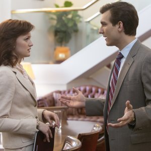 Halt and Catch Fire: Kerry Bishé e Scott Michael Foster in una scena dell'episodio Giant