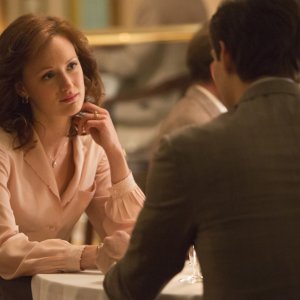 Halt and Catch Fire: Kerry Bishé insieme a Scott Michael Foster nell'episodio Giant
