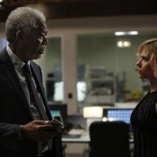 Lucy: Scarlett Johansson e Morgan Freeman in una scena del film