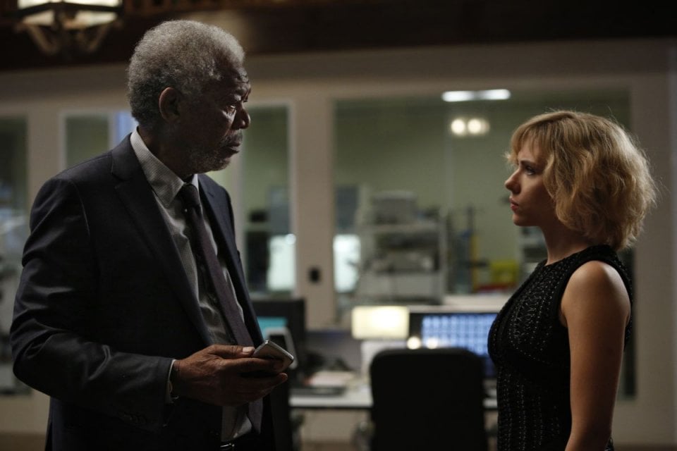 Lucy: Scarlett Johansson e Morgan Freeman in una scena del film