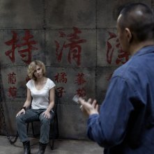 Lucy: Scarlett Johansson legata a una sedia in un pericoloso momento