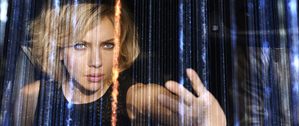 Lucy: un primo piano di Scarlett Johansson attraverso un vetro