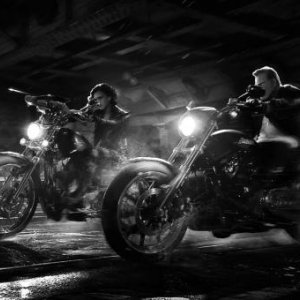 Sin City - Una donna per cui uccidere: Mickey Rourke e Jessica Alba in motocicletta
