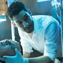 Rush: Tom Ellis in una scena del pilot
