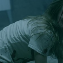Michelle Mylett in una scena dell'horror Antisocial