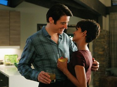 Extant: Halley Berry e Goran Visnjic in una scena dell'episodio Wish You Were Here