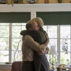 Halt and Catch Fire: Mackenzie Davis e Toby Huss nell'episodio The 214s