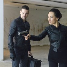 Nikita: Maggie Q e Shane West nell'episodio Massa critica