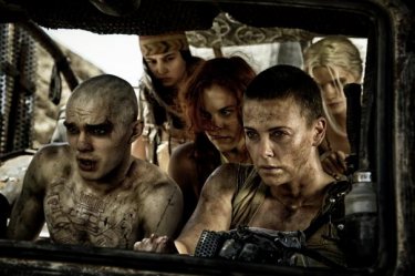 Mad Max: Fury Road - Charlie Theron, Nicholas Hoult e gli altri superstititi a bordo di un furgone