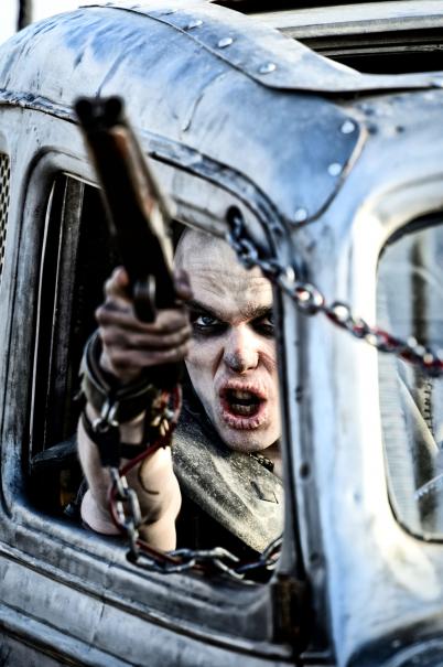 Mad Max: Nicholas Hoult punta la pistola verso il suo nemico