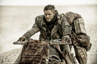 Mad Max: Fury Road - Tom Hardy attraverso il deserto in motocicletta carico di bagagli