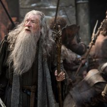 Lo Hobbit: La Battaglia delle Cinque Armate - Ian McKellen e Luke Evan in una concitata sequenza