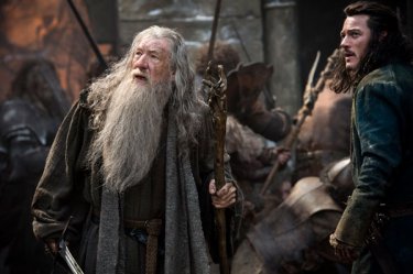 Lo Hobbit: La Battaglia delle Cinque Armate - Ian McKellen e Luke Evan in una concitata sequenza