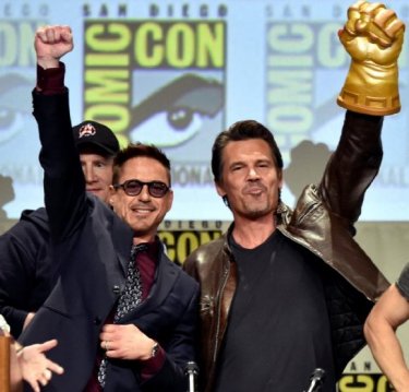 Comic-Con: Marvel Cinema - Josh Brolin e Robert Downey Jr. in un momento del panel