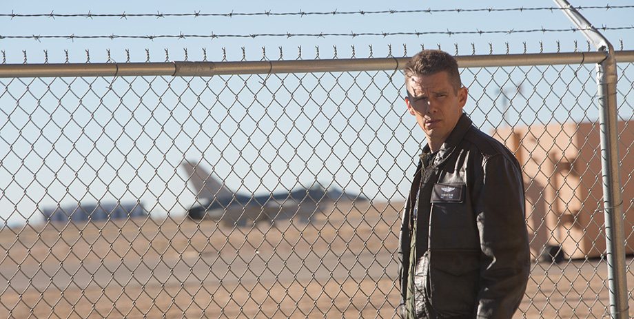 Good Kill: Ethan Hawke vicino alla pista di atterraggio degli aerei militari