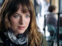 Dakota Johnson 'tradita' dal vestito durante il Tonight Show: 'Nessuno ha una coperta?'