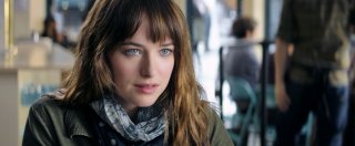 Cinquanta sfumature di grigio: Dakota Johnson in una scena del film