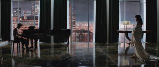 Cinquanta sfumature di grigio: Dakota Johnson e Jamie Dornan in una scena del film