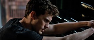 Cinquanta sfumature di grigio: Jamie Dornan in una scena del film
