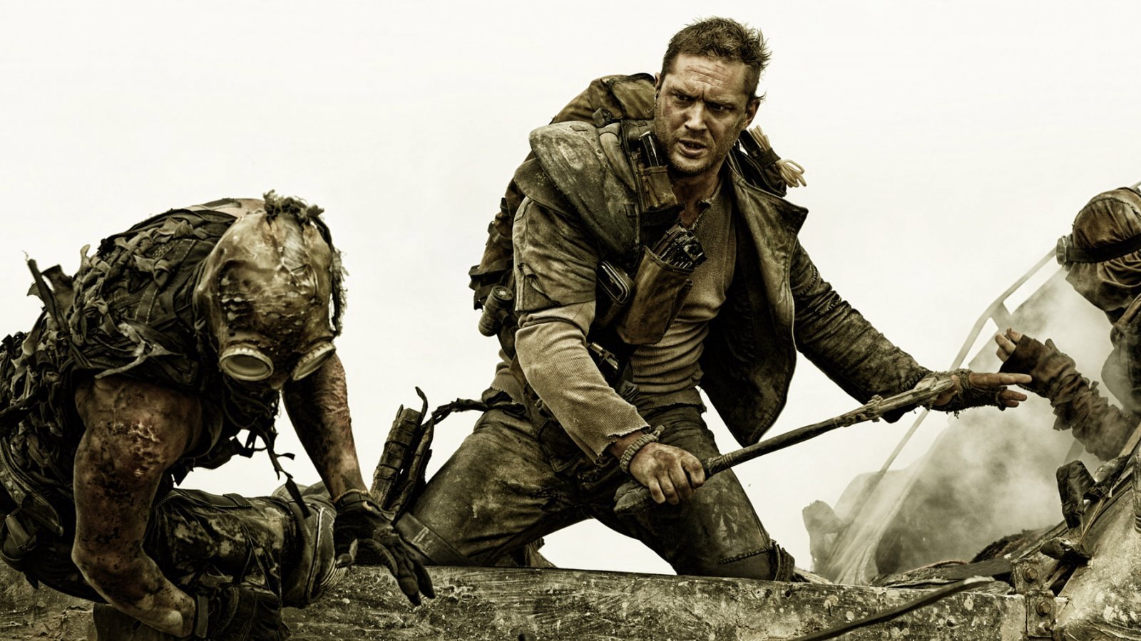 Tom Hardy in azione in una scena di Mad Max: Fury Road