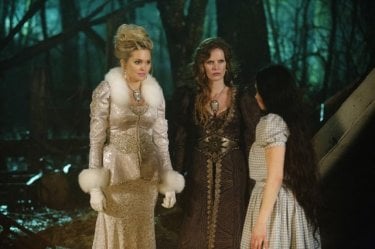 C'era una volta: Sunny Mabrey, Rebecca Mader, Matreya Scarrwener in una scena