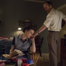 Manhattan: Olivia Williams e John Benjamin Hickey nel pilot della serie