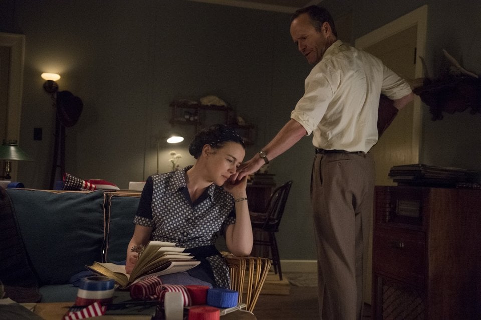 Manhattan: Olivia Williams e John Benjamin Hickey nel pilot della serie