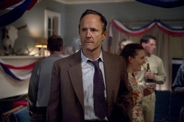 Manhattan: John Benjamin Hickey nel pilot della serie