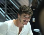 The Mandalorian 3, Pedro Pascal imbarazzato dall'attenzione delle fan: 'Concentratevi su Harry Styles'