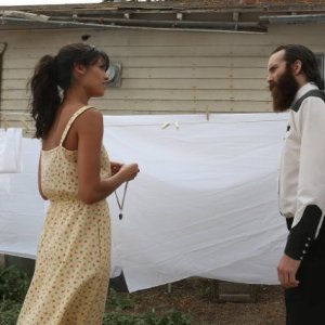 The Bridge: Stephanie Sigman e Steven Linder nell'episodio The Acorn
