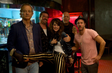 Rock the Kasbah: foto di gruppo sul set. Zooey Deschanel insieme a Bill Murray, Bruce Willis, Danny McBride e Scott Caan