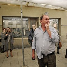 Un piccione seduto su un ramo riflette sull'esistenza: il regista Roy Andersson sul set del film