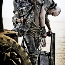 Mad Max: Fury Road - Tom Hardy porta un prigioniero incatenato in spalla