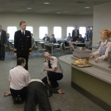 Un piccione seduto su un ramo riflette sull'esistenza: una scena 