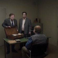 Un piccione seduto su un ramo riflette sull'esistenza: Nisse Vestblom e Holger Andersson in una scena del film