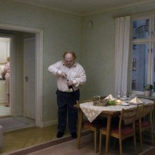 Un piccione seduto su un ramo riflette sull'esistenza: una scena tratta dal film