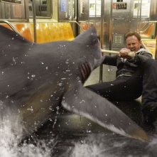 Sharknado 2: Ian Ziering combatte con uno squalo