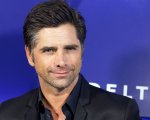 John Stamos cavaliere canterino nella serie ABC Galavant