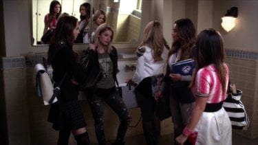 Pretty Little Liars: le Liars nell'episodio The Silence of E. Lamb