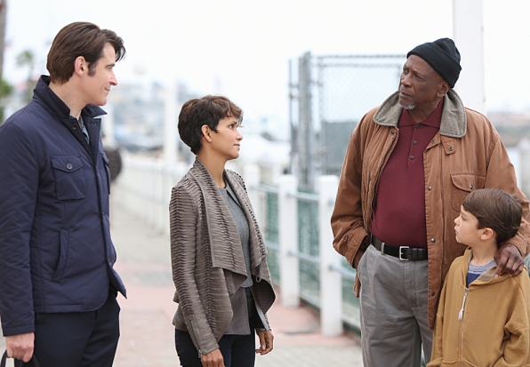 Extant: Louis Gossett Jr. e il cast nell'episodio Shelter