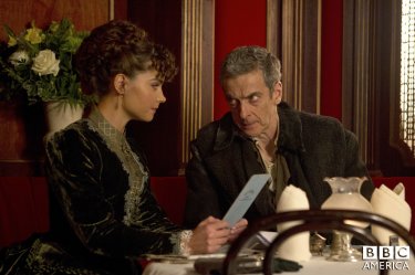 Doctor Who: Jenna Coleman e Peter Capaldi nell'episodio Deep Breath