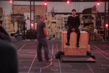 Deadpool: Ryan Reynolds durante i test video con indosso una camzamaglia nera