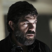 Un intenso primo piano di Pierfrancesco Favino in Senza nessuna pietà - foto esclusiva
