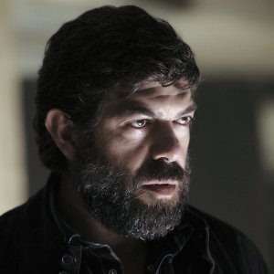 Un intenso primo piano di Pierfrancesco Favino in Senza nessuna pietà - foto esclusiva