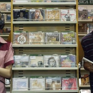 Dos disparos: Benjamín Coelho con Camila Fabbri in una scena del film