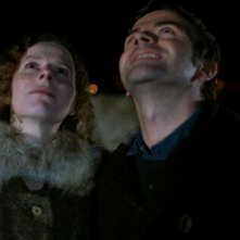 Astrid Adverbe e Pascal Cervo guardano il cielo in una scena di White Nights on the Pier