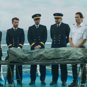 Fidelio (L'odyssée d'Alice): cerimonia funebre a bordo in una scena del film