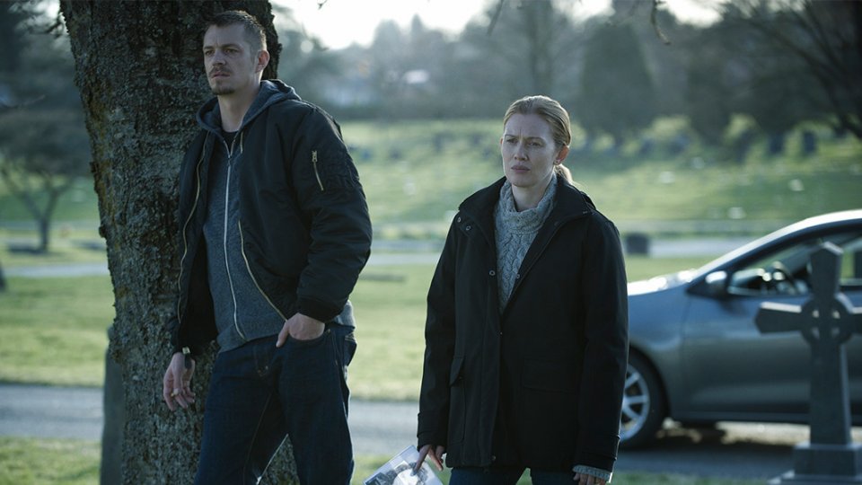 The Killing: Joel Kinnaman e Mireille Enos nell'episodio Blood in the Water